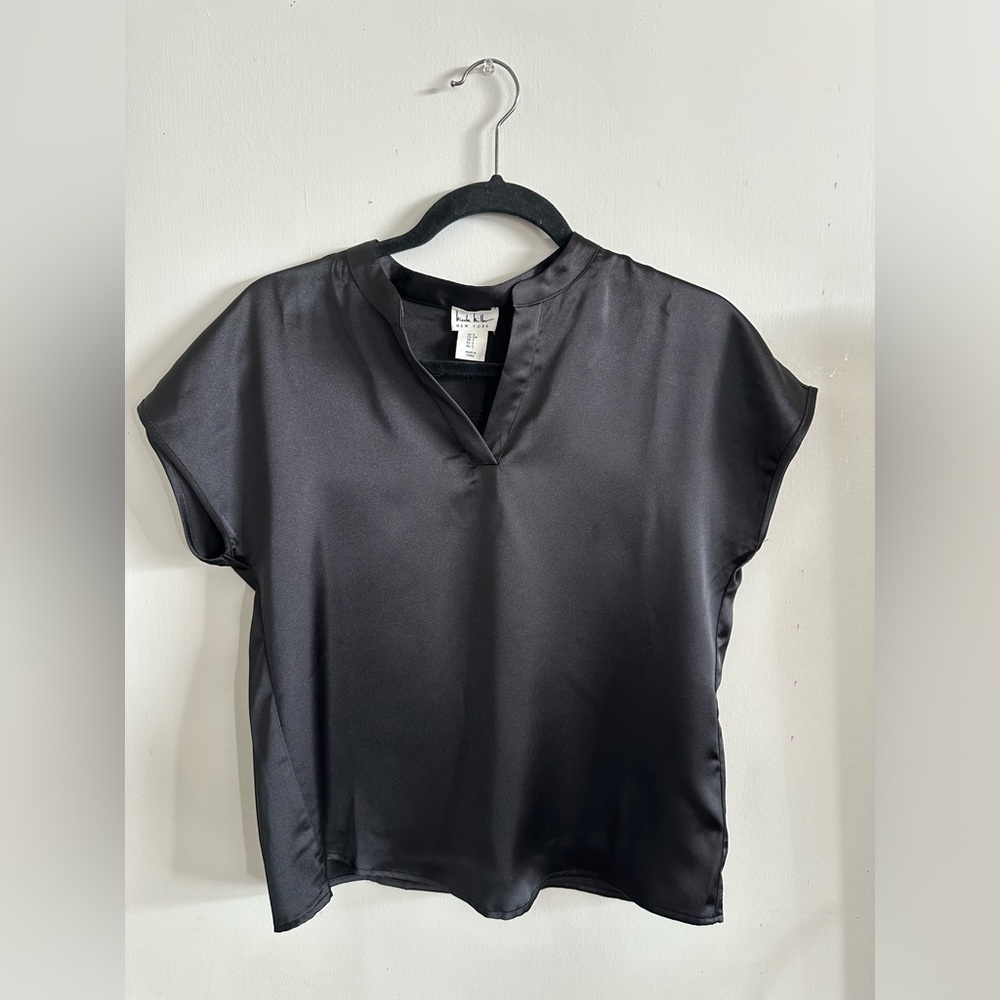 Nicole Miller Black Short Sleeve Blouse Silk Like Small